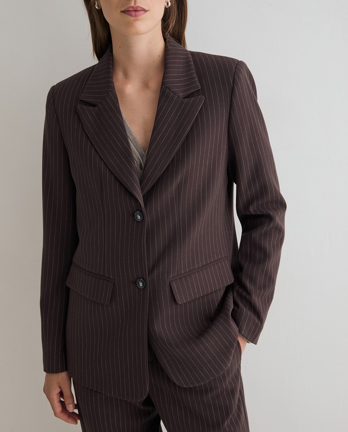 Americana de traje con raya diplomática, vista frontal con detalle del tejido jacquard 4