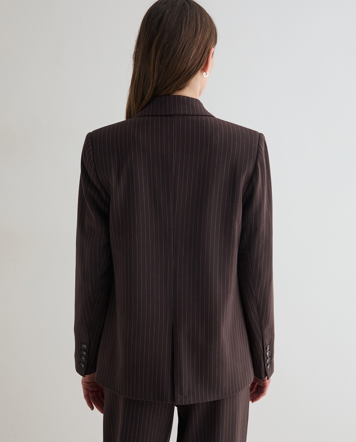 Americana de traje con raya diplomática, vista frontal con detalle del tejido jacquard 5