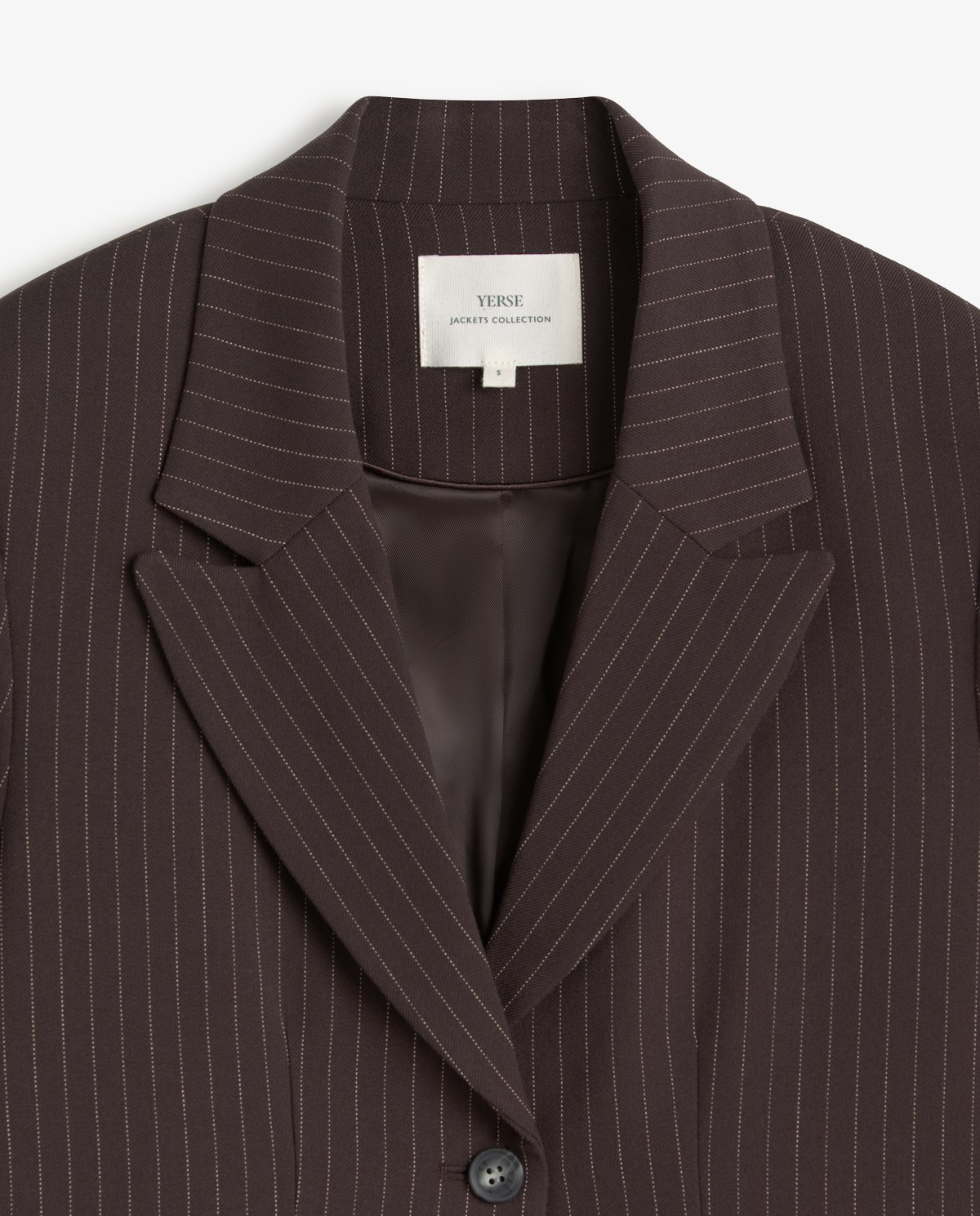 Americana de traje con raya diplomática, vista frontal con detalle del tejido jacquard 8