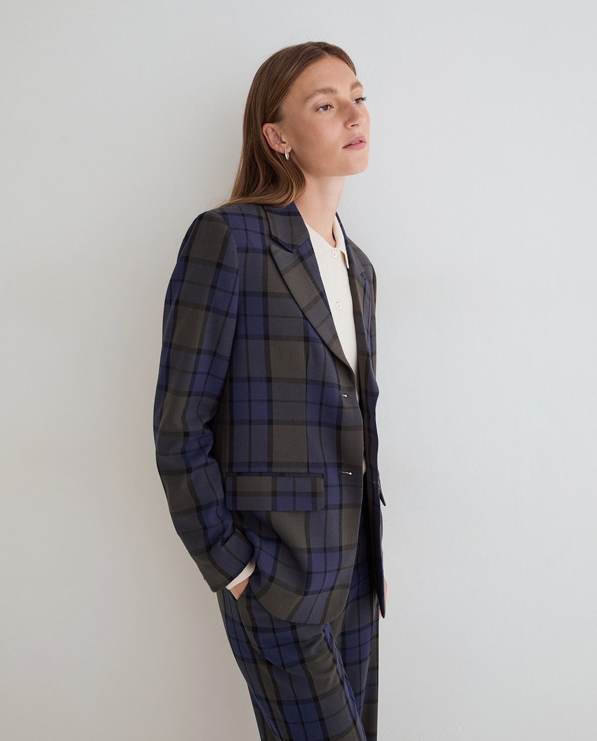 Americana de traje con cuadros multicolor, vista frontal con detalle del tejido jacquard 2