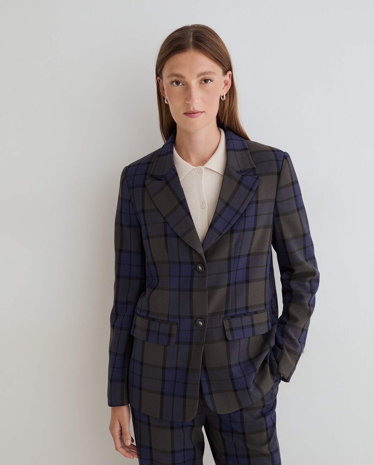 Americana de traje con cuadros multicolor, vista frontal con detalle del tejido jacquard 3
