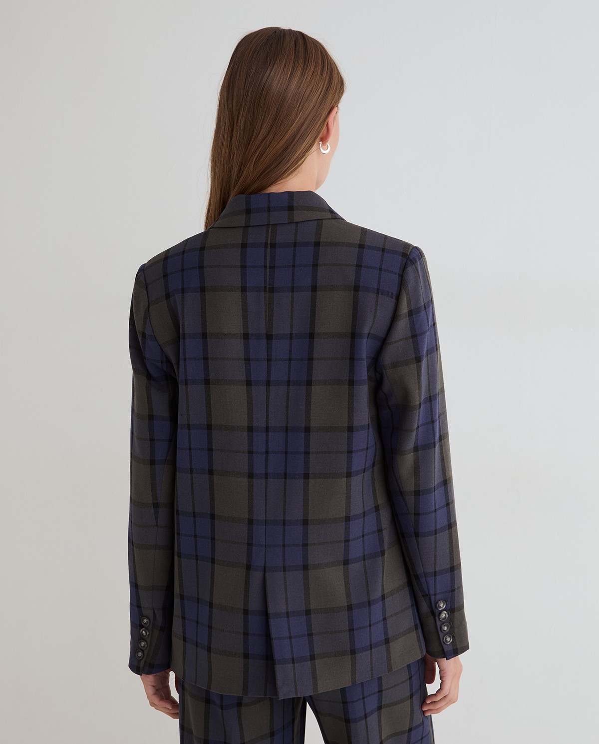 Americana de traje con cuadros multicolor, vista frontal con detalle del tejido jacquard 4