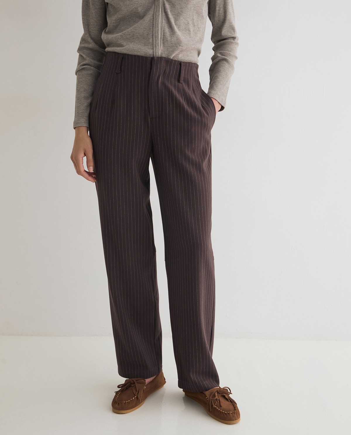 Pantalones de traje rectos con raya diplomática, vista frontal con detalle del tejido jacquard 3