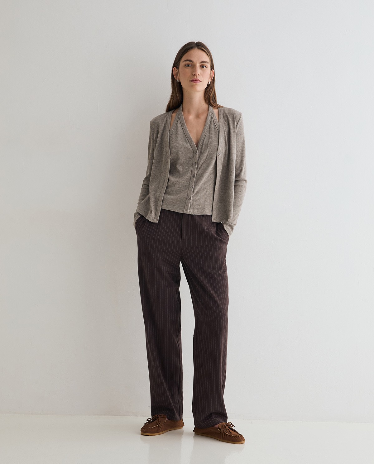 Pantalones de traje rectos con raya diplomática, vista frontal con detalle del tejido jacquard 1
