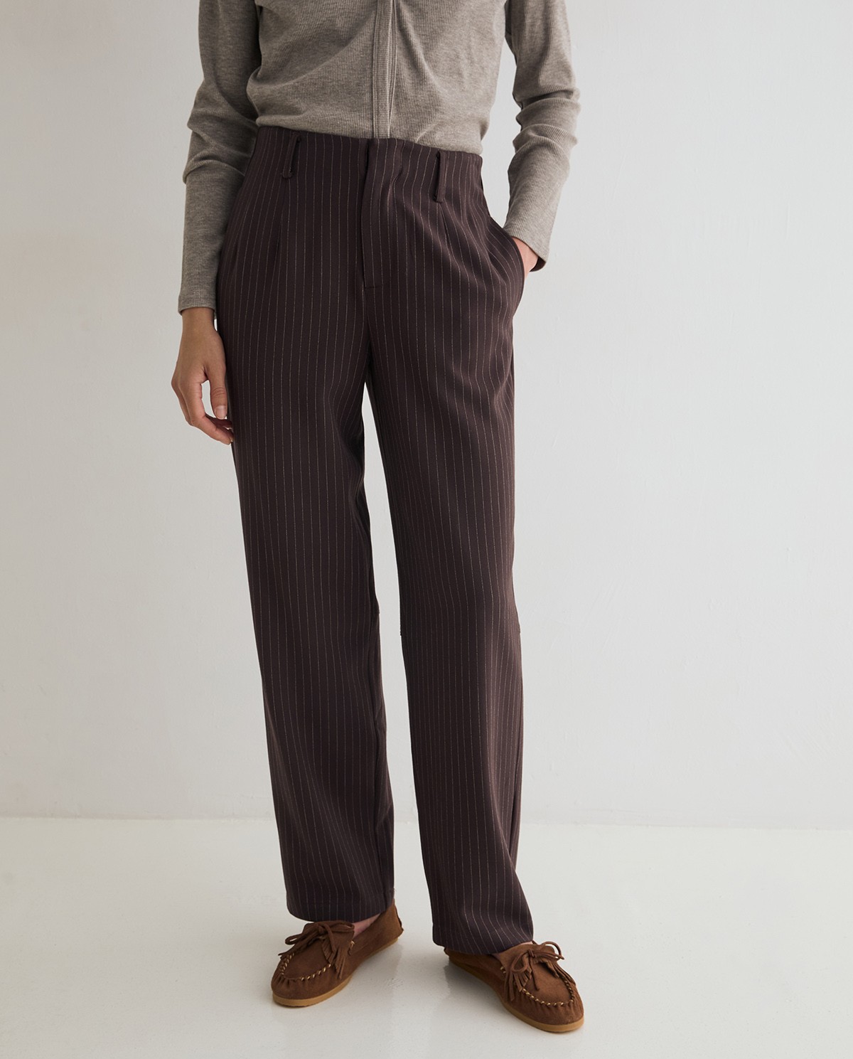 Pantalones de traje rectos con raya diplomática, vista frontal con detalle del tejido jacquard 2