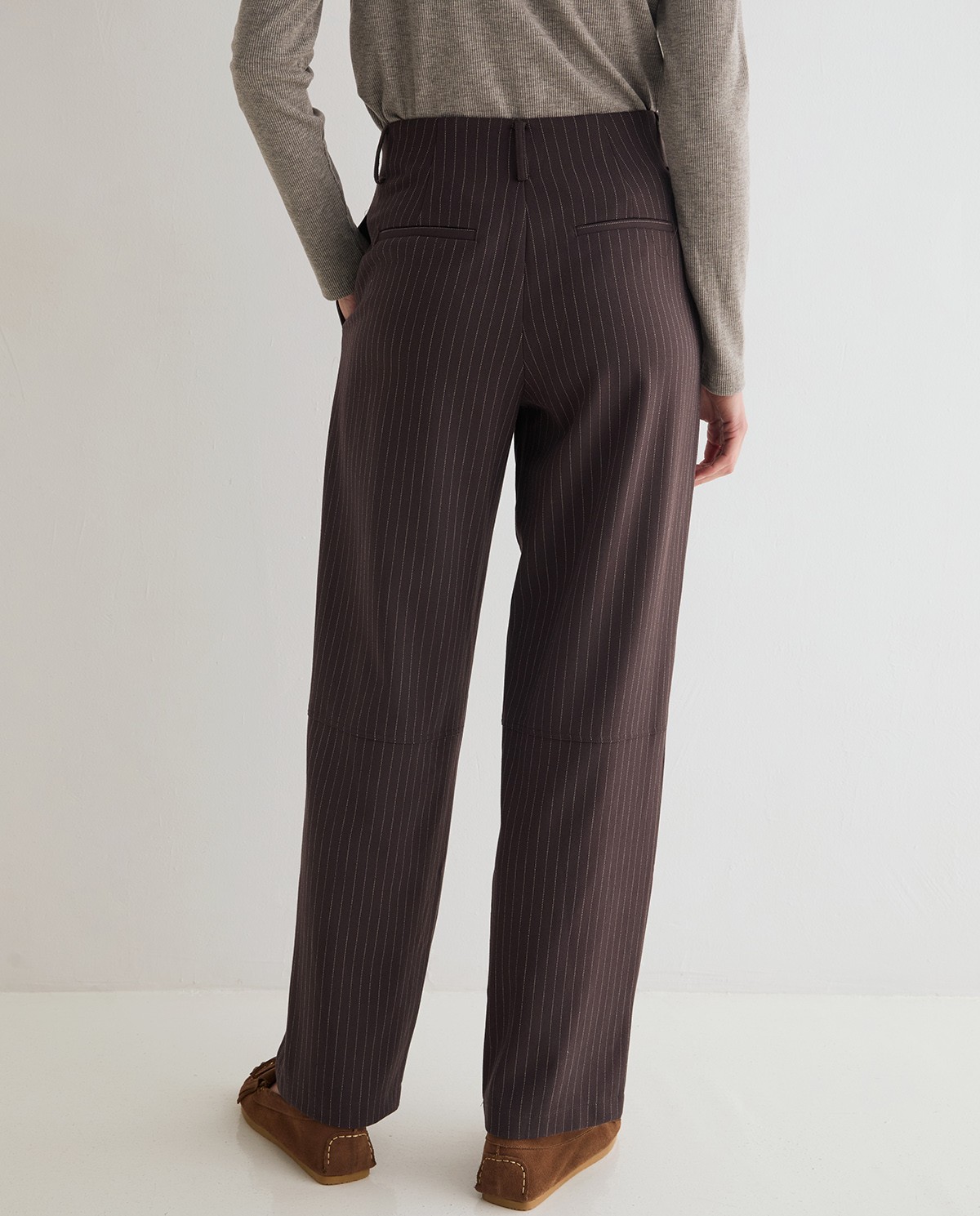Pantalones de traje rectos con raya diplomática, vista frontal con detalle del tejido jacquard 5