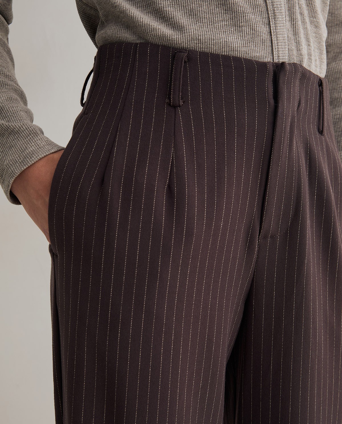 Pantalones de traje rectos con raya diplomática, vista frontal con detalle del tejido jacquard 3
