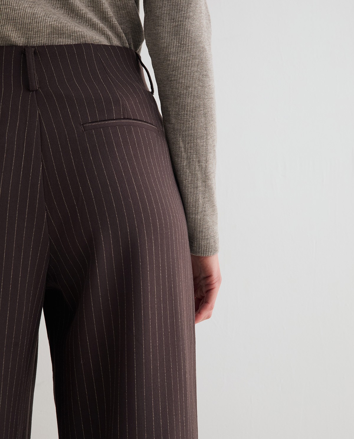 Pantalones de traje rectos con raya diplomática, vista frontal con detalle del tejido jacquard 4