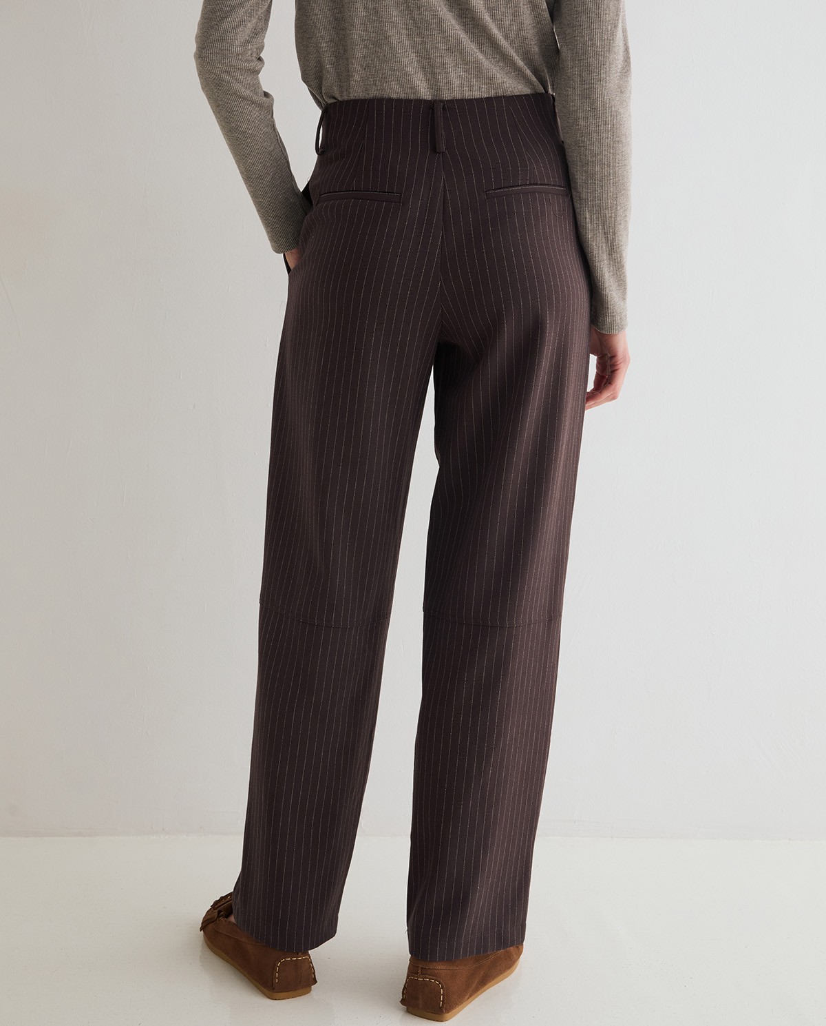 Pantalones de traje rectos con raya diplomática, vista frontal con detalle del tejido jacquard 5