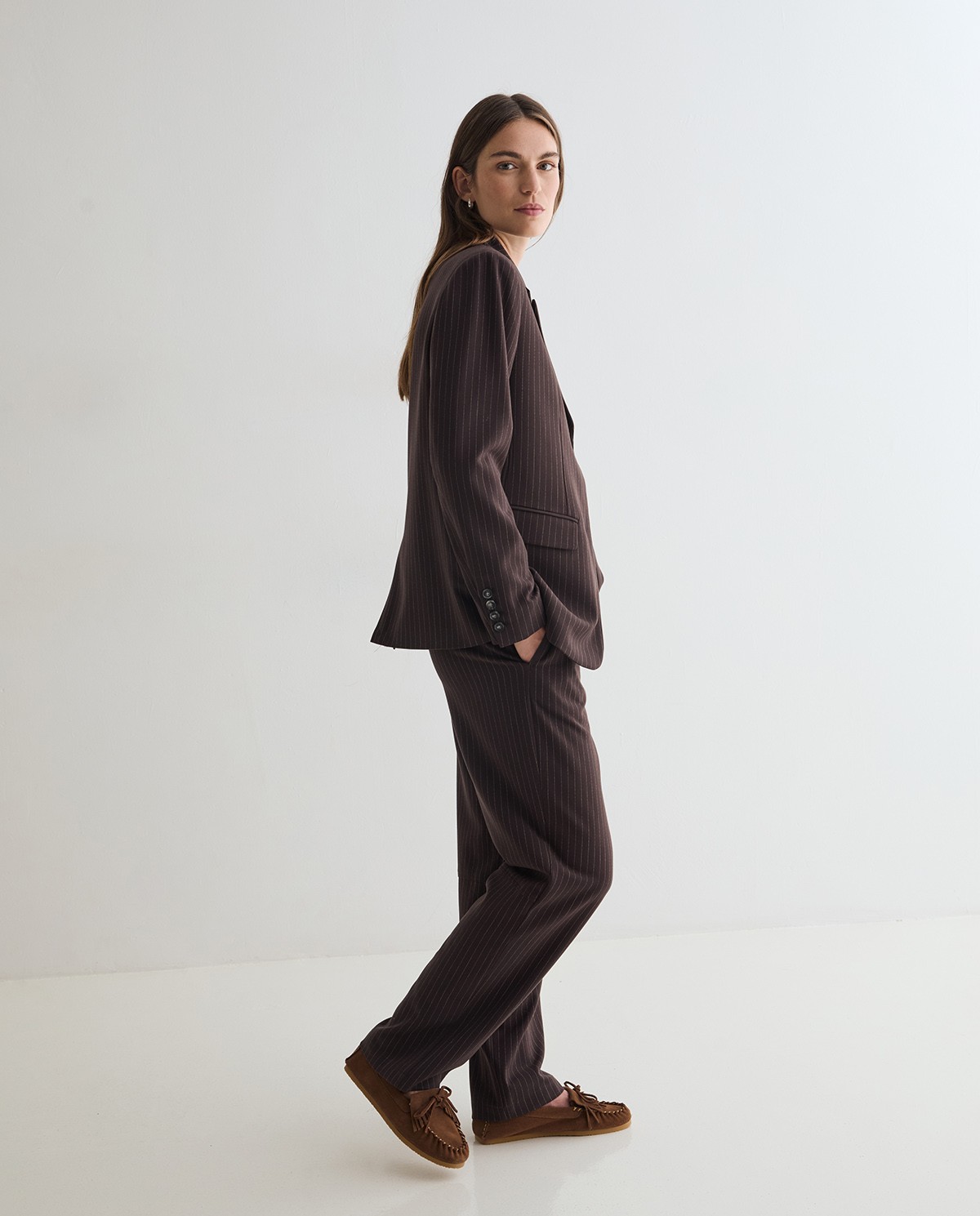 Pantalones de traje rectos con raya diplomática, vista frontal con detalle del tejido jacquard 6