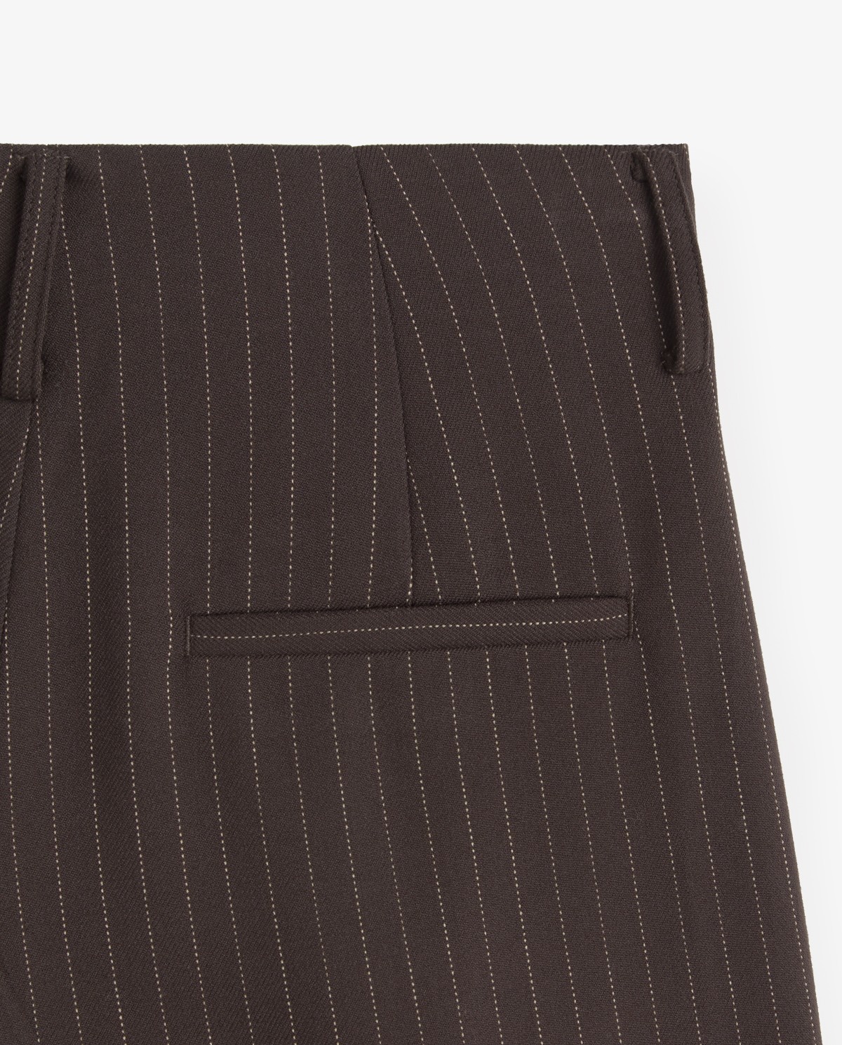 Pantalones de traje rectos con raya diplomática, vista frontal con detalle del tejido jacquard 8