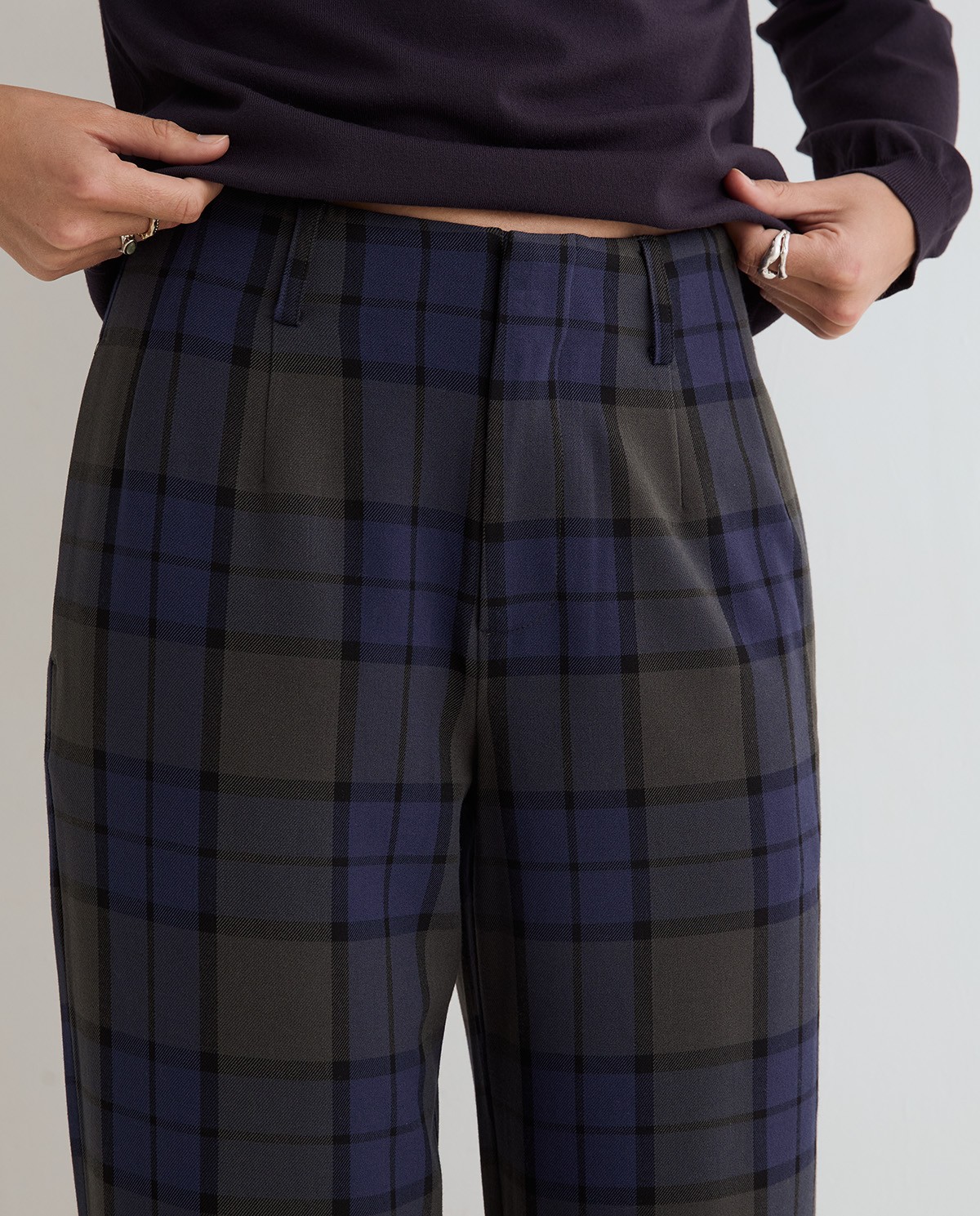 Pantalones de traje con cuadros multicolor, vista frontal con detalle del tejido jacquard 4