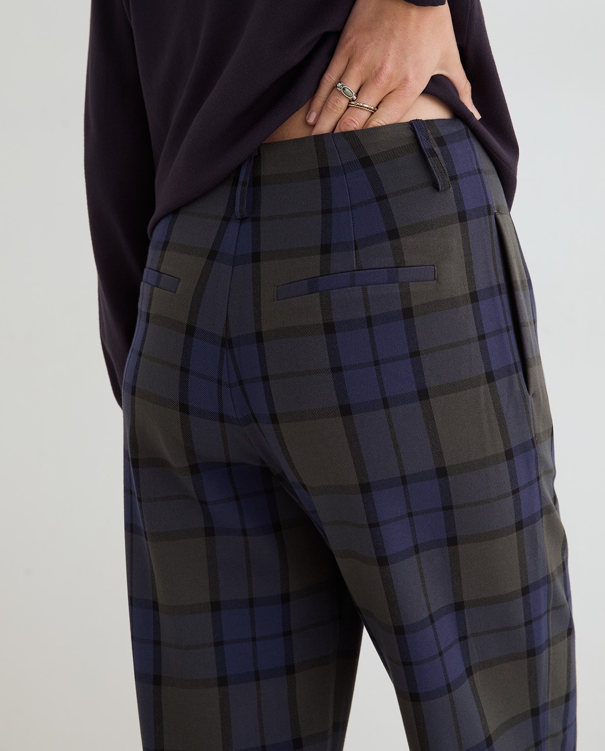 Pantalones de traje con cuadros multicolor, vista frontal con detalle del tejido jacquard 5