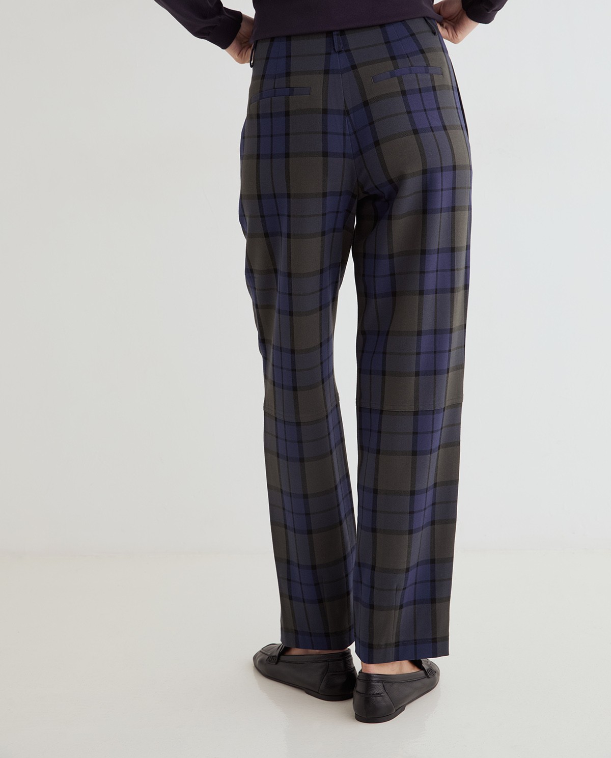 Pantalones de traje con cuadros multicolor, vista frontal con detalle del tejido jacquard 6