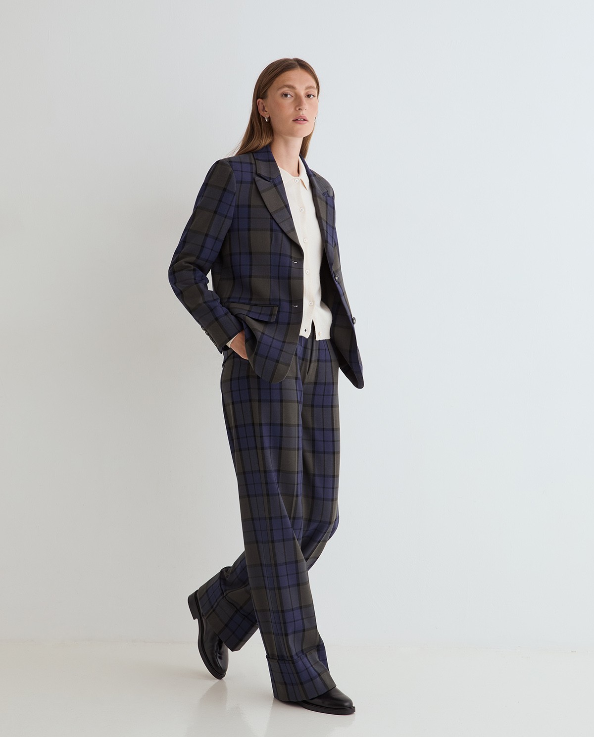 Pantalones wide leg de cuadros multicolor, vista frontal con detalle del tejido jacquard