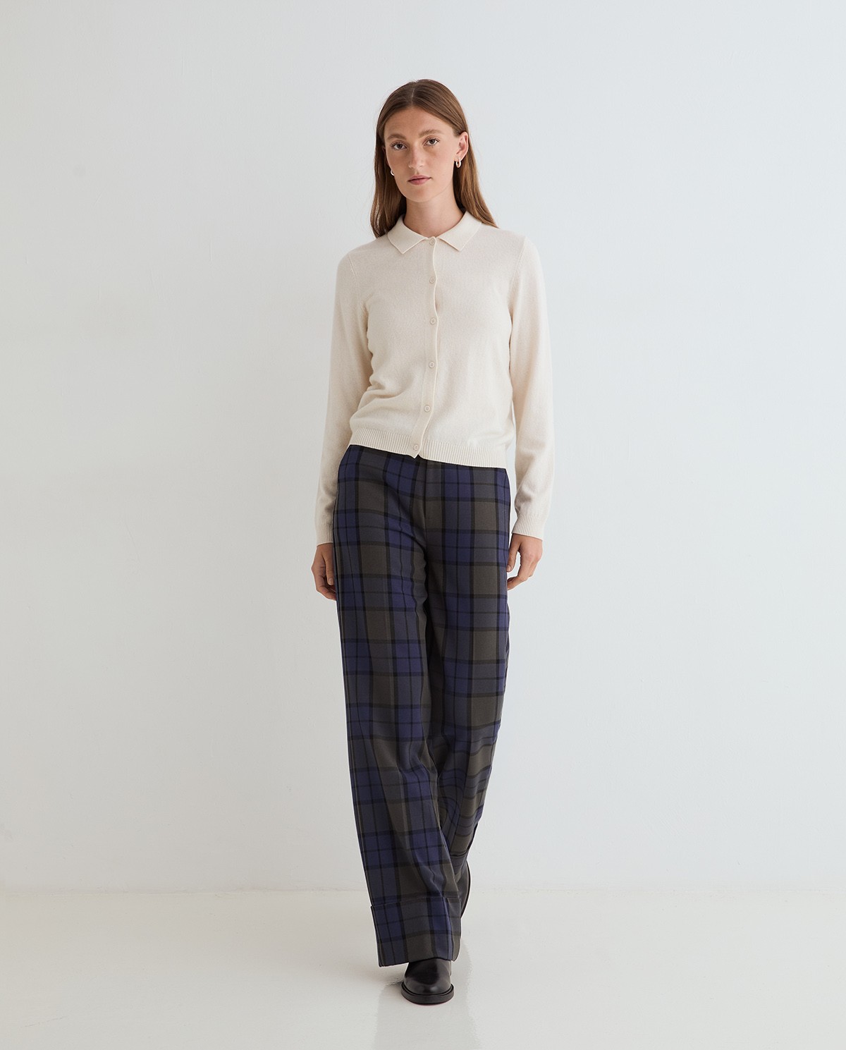 Pantalones wide leg de cuadros multicolor, vista frontal con detalle del tejido jacquard 1