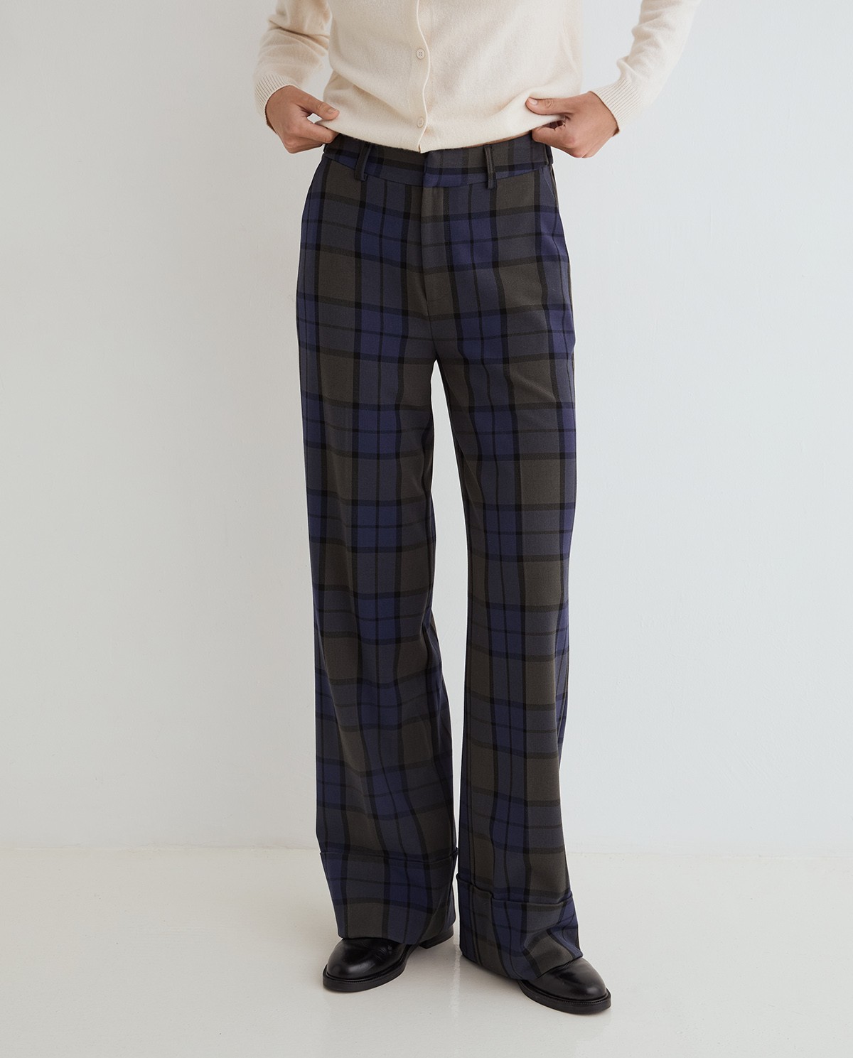 Pantalones wide leg de cuadros multicolor, vista frontal con detalle del tejido jacquard 2