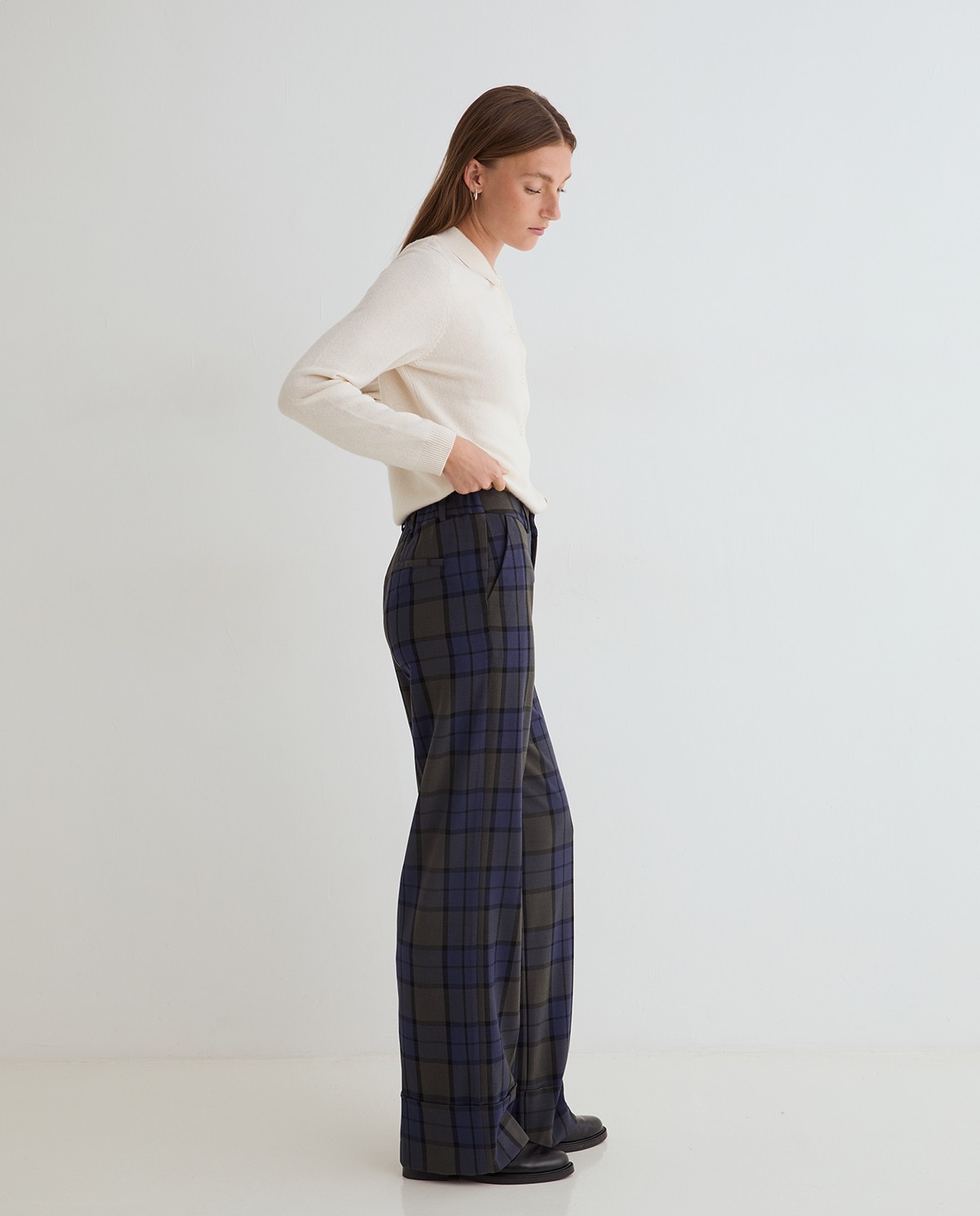 Pantalones wide leg de cuadros multicolor, vista frontal con detalle del tejido jacquard 3