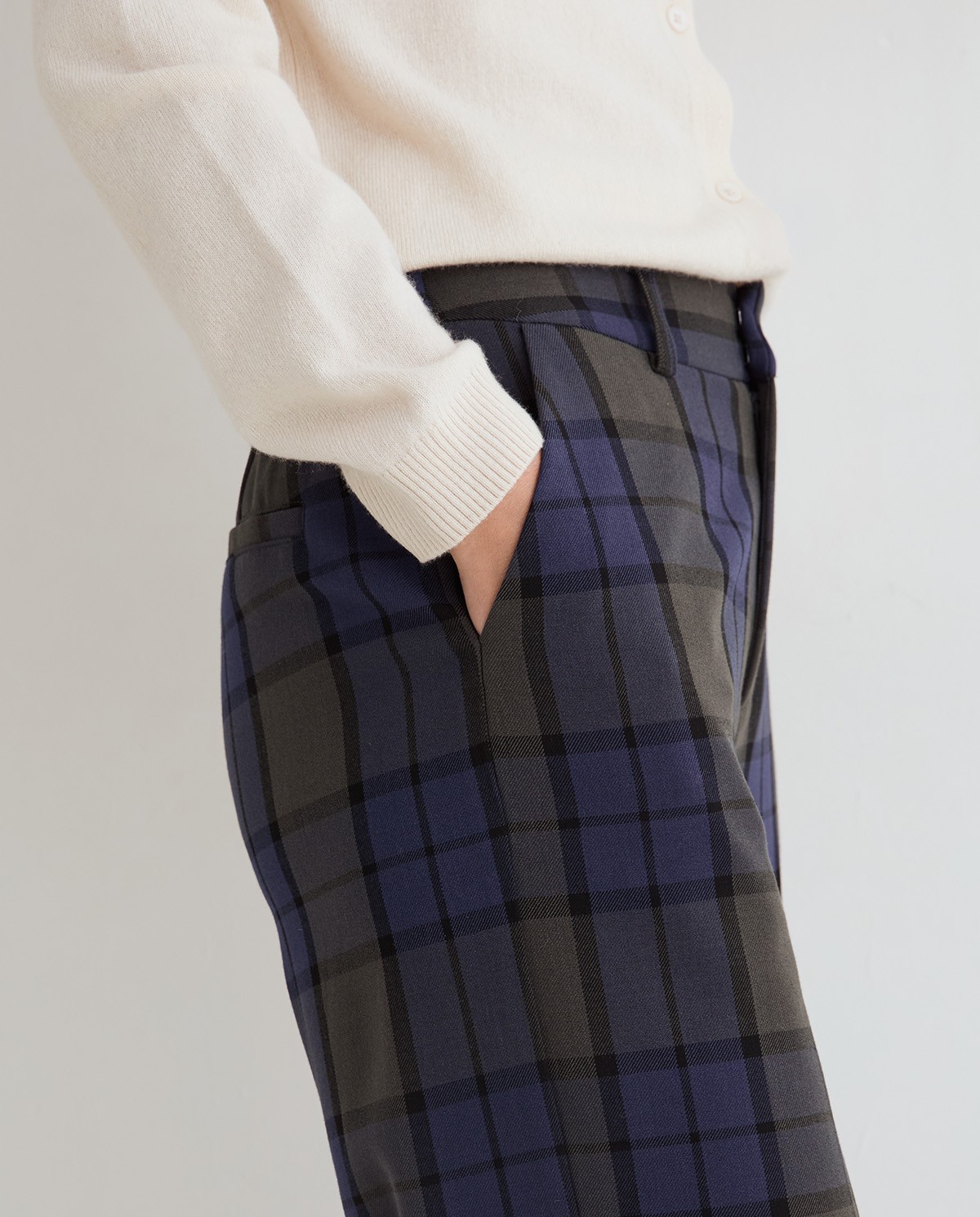 Pantalones wide leg de cuadros multicolor, vista frontal con detalle del tejido jacquard 4