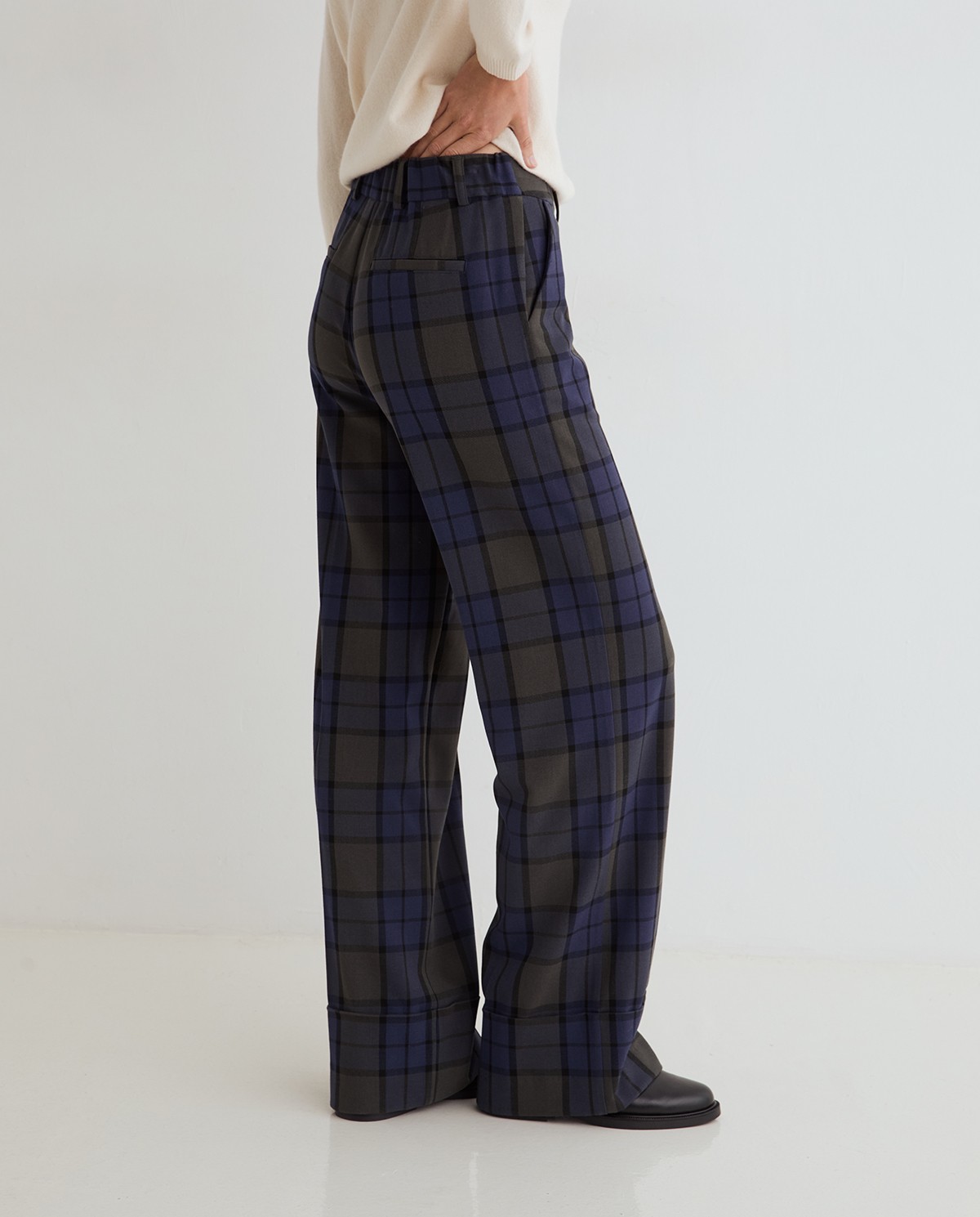 Pantalones wide leg de cuadros multicolor, vista frontal con detalle del tejido jacquard 5