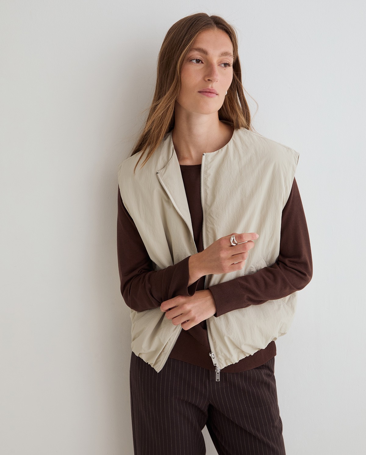 Chaleco water repellent en color beige