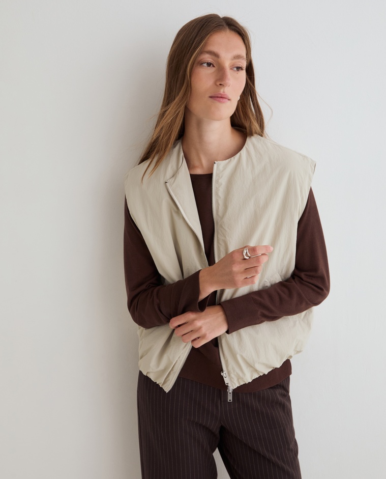 Chaleco water repellent en color beige