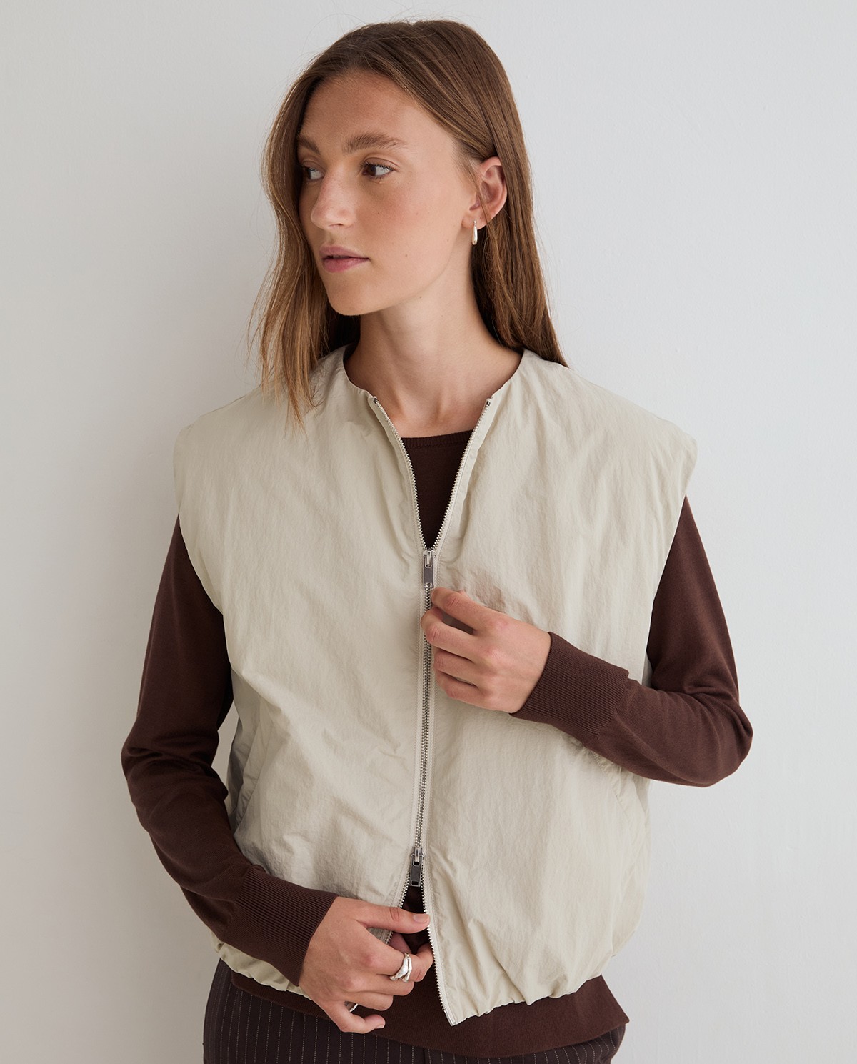 Chaleco water repellent en color beige 1