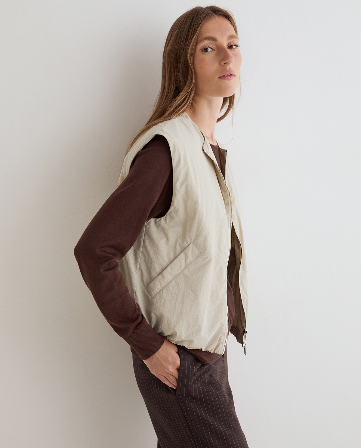 Chaleco water repellent en color beige 3