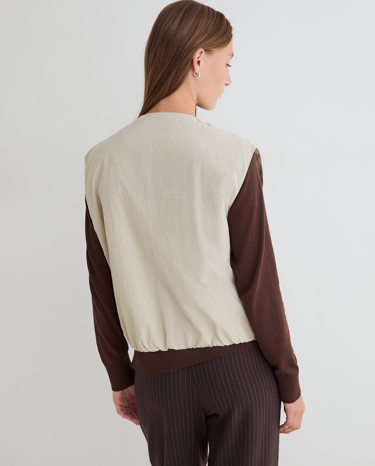 Chaleco water repellent en color beige 4