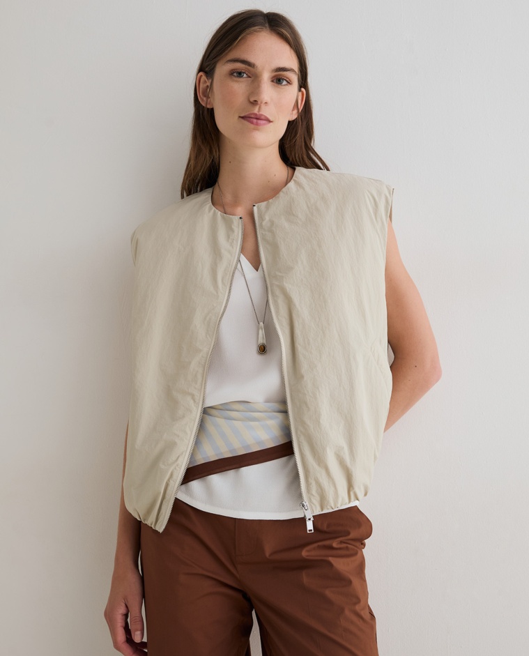 Chaleco water repellent en color beige
