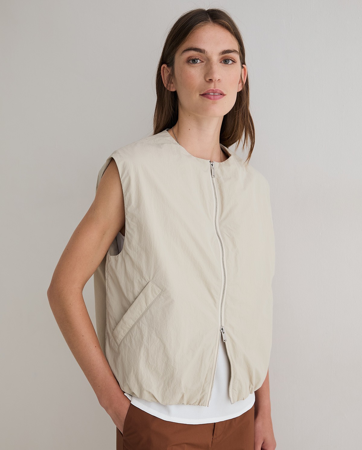 Chaleco water repellent en color beige 1