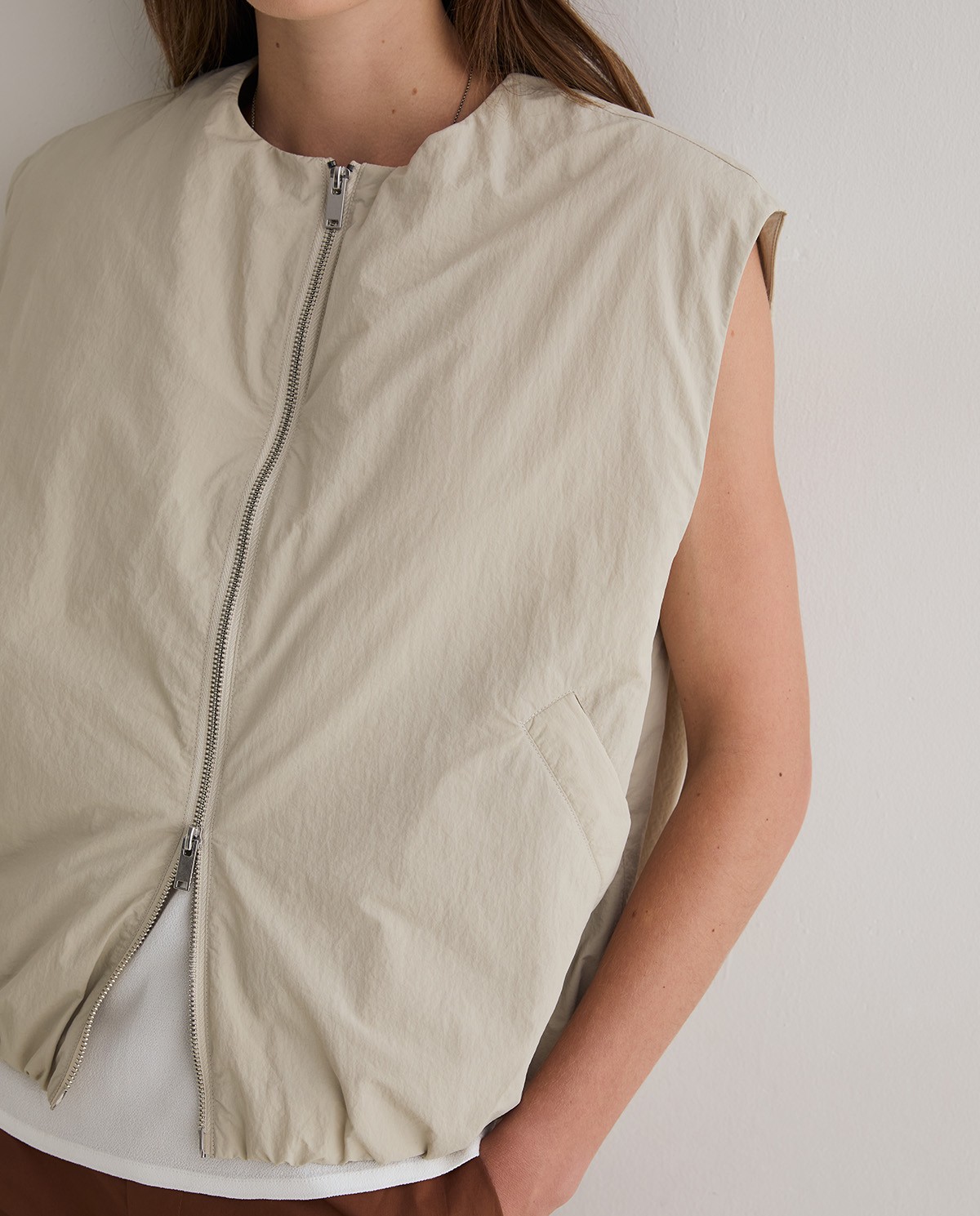 Chaleco water repellent en color beige 2