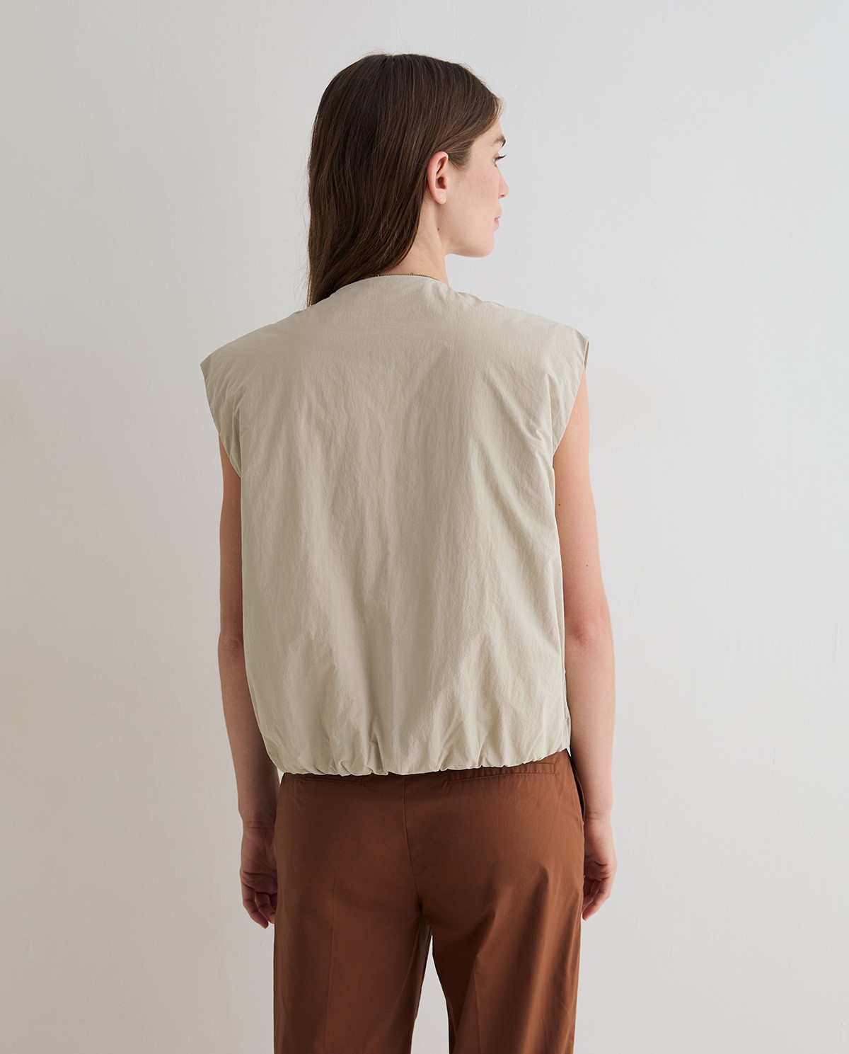 Chaleco water repellent en color beige 4