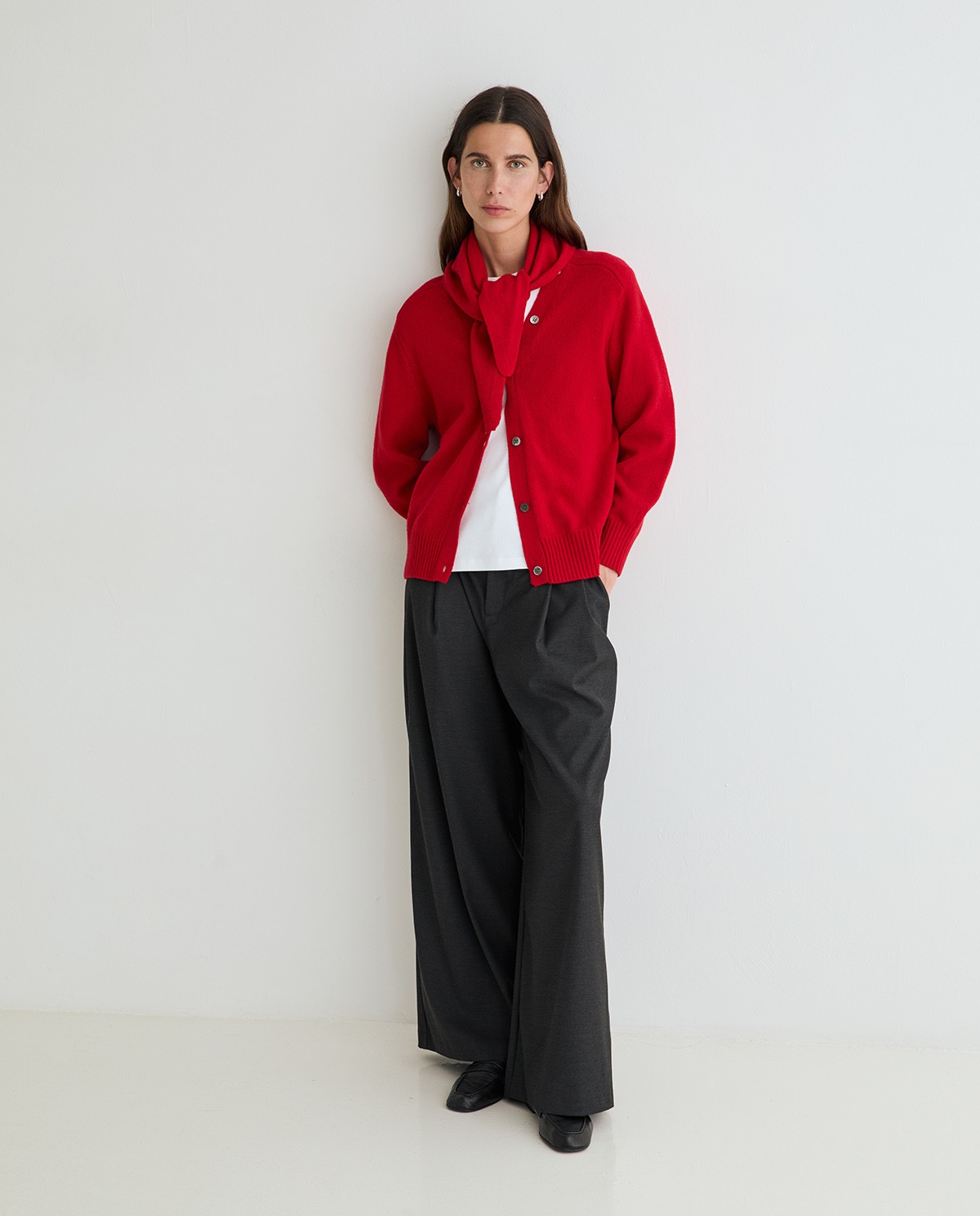 Pantalón traje wide leg mujer en color gris oscuro, vista frontal con detalle del tejido