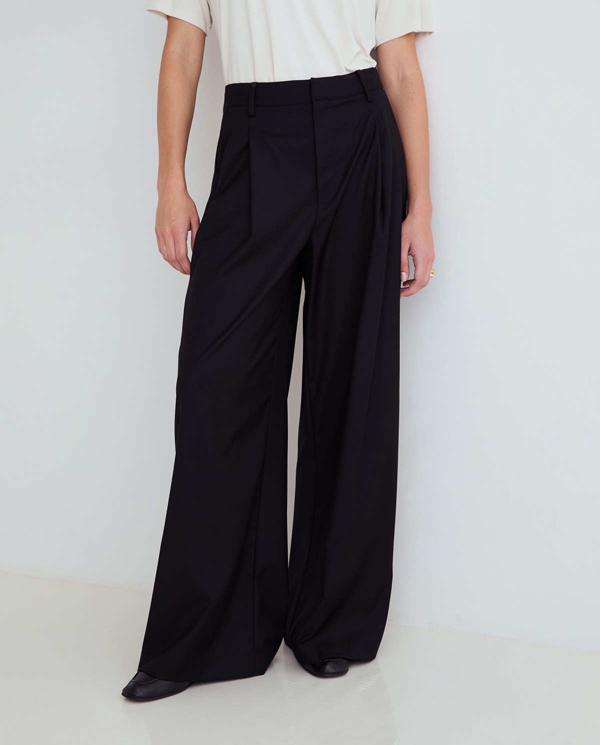 Pantalones de traje wide leg negros, vista frontal con detalle del tejido estructurado 4