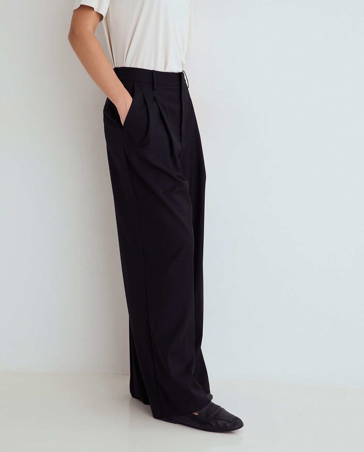 Pantalones de traje wide leg negros, vista frontal con detalle del tejido estructurado 6