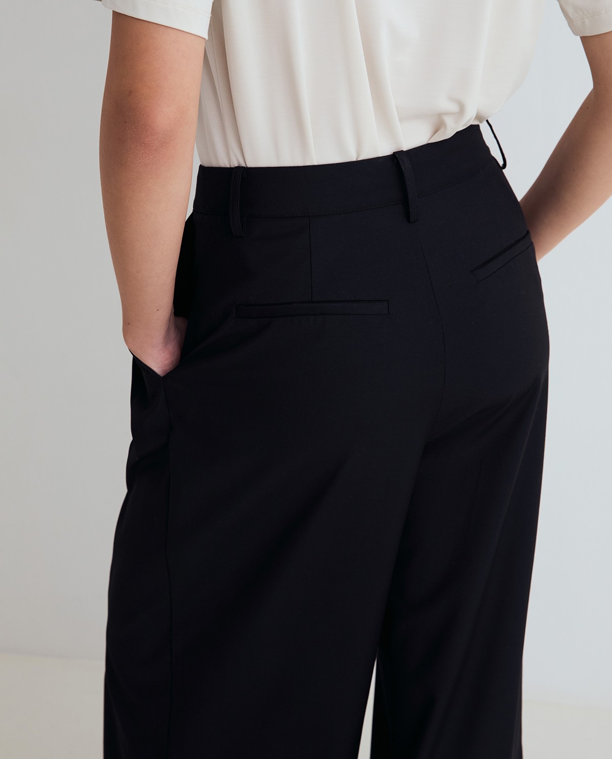 Pantalones de traje wide leg negros, vista frontal con detalle del tejido estructurado 5