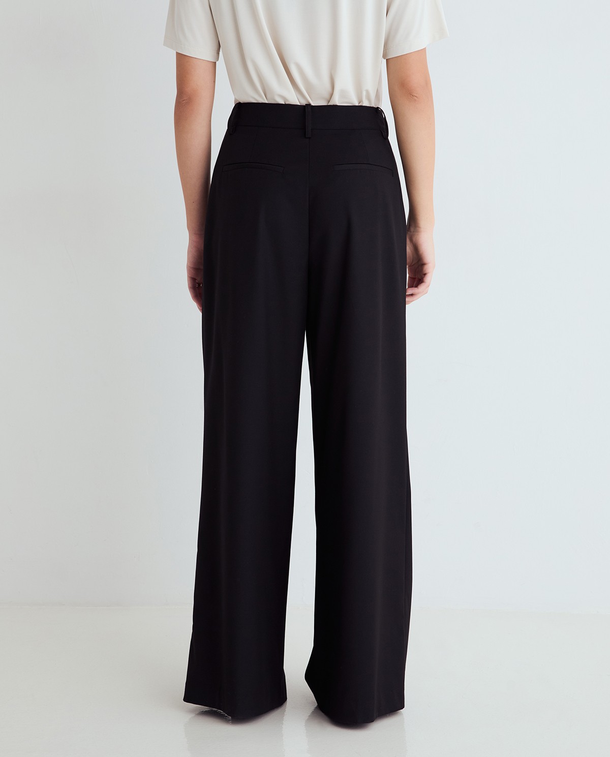 Pantalones de traje wide leg negros, vista frontal con detalle del tejido estructurado 7