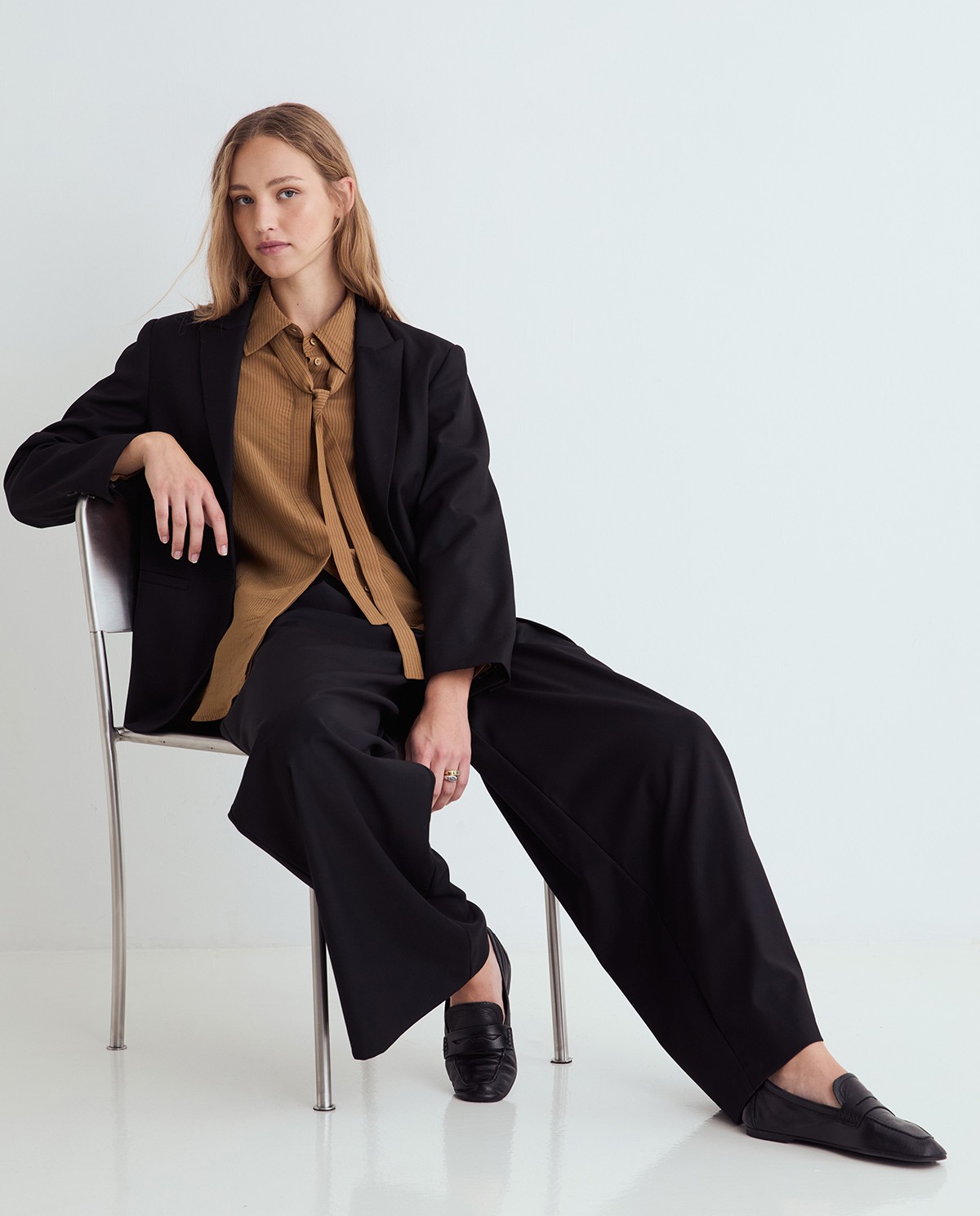 Pantalones de traje wide leg negros, vista frontal con detalle del tejido estructurado 1