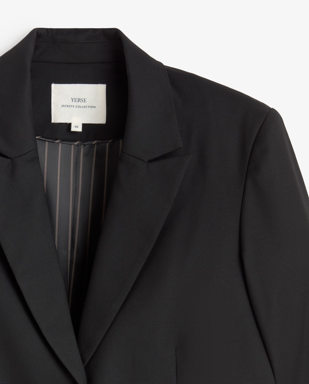 Americana de traje negra, vista frontal con detalle del tejido estructurado 9