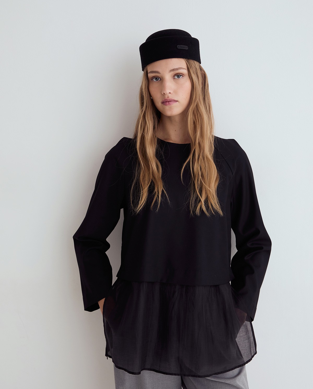 Blusa negra de doble capa