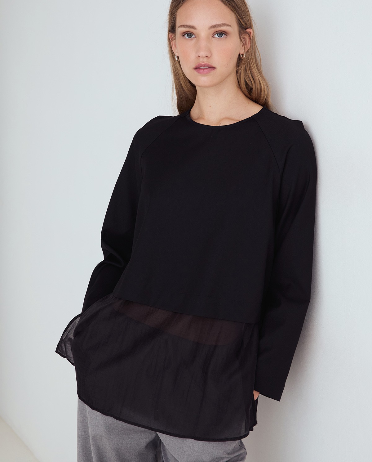 Blusa negra de doble capa 2