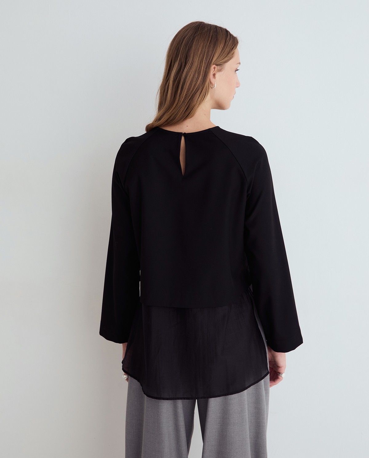 Blusa negra de doble capa 5