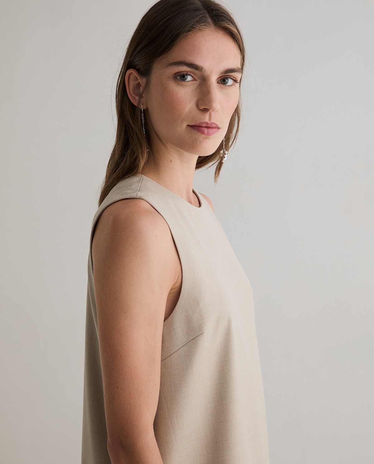 Vestido sin mangas en color beige 2