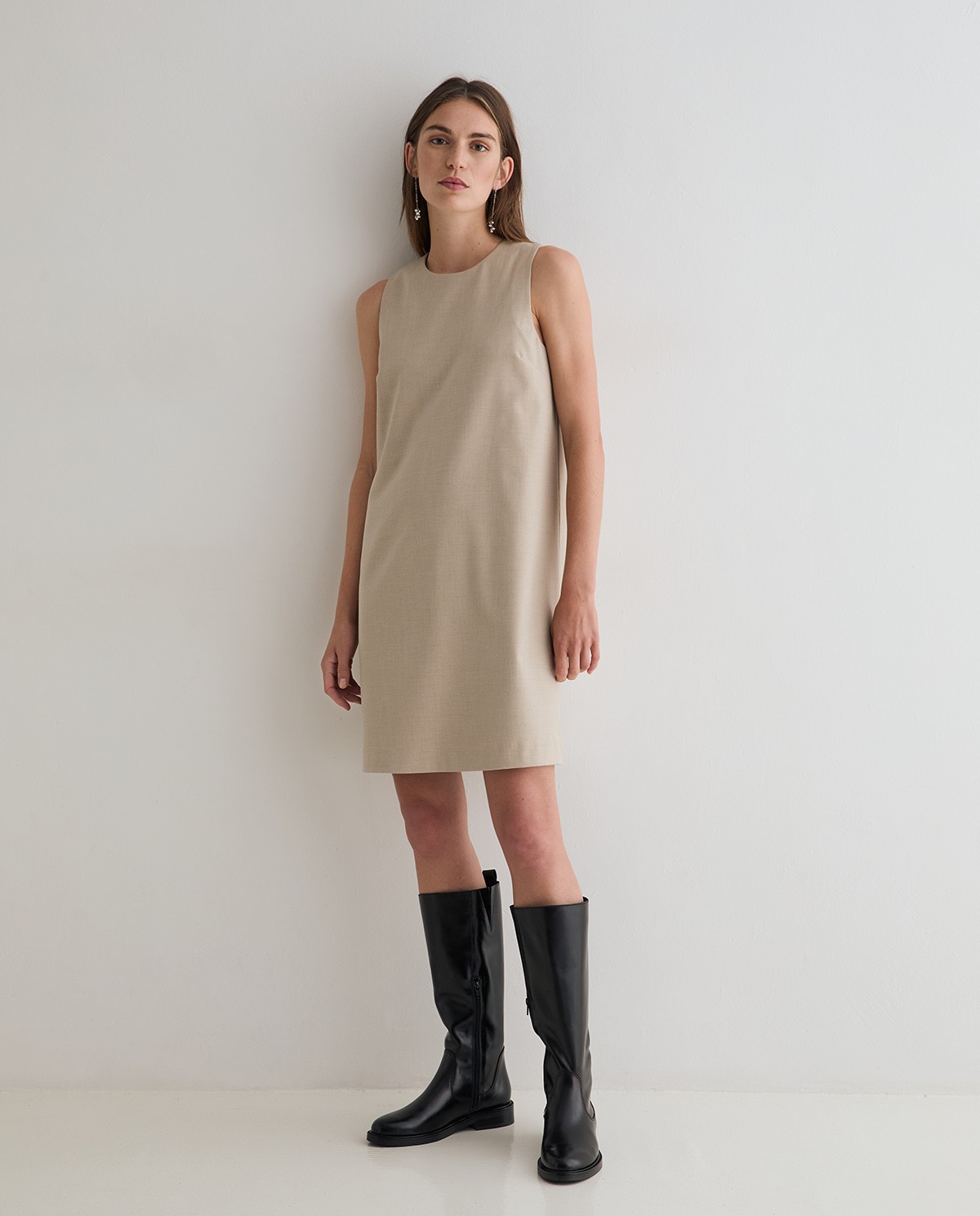 Vestido sin mangas en color beige 3