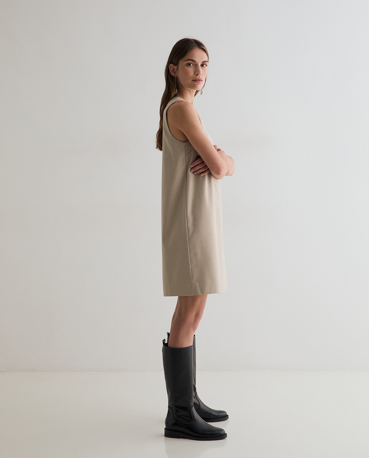 Vestido sin mangas en color beige 4