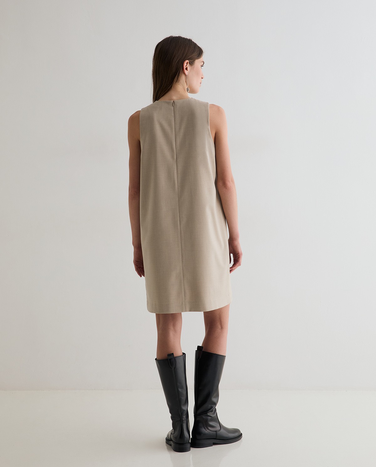 Vestido sin mangas en color beige 6
