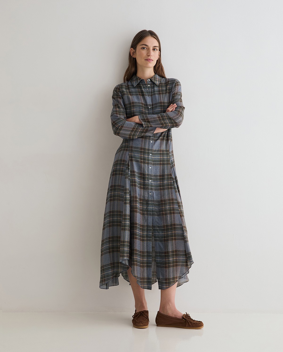 Vestido midi de cuadros multicolor con cuello camisero y bajo asimétrico 1