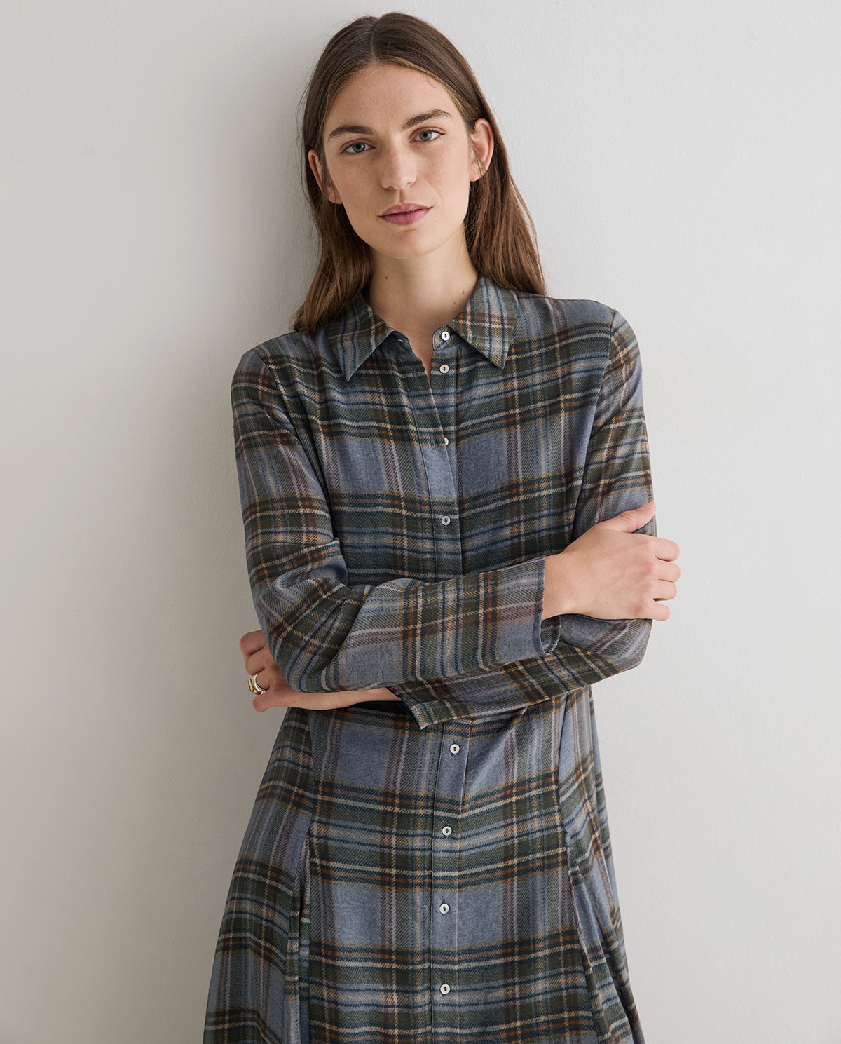 Vestido midi de cuadros multicolor con cuello camisero y bajo asimétrico 2
