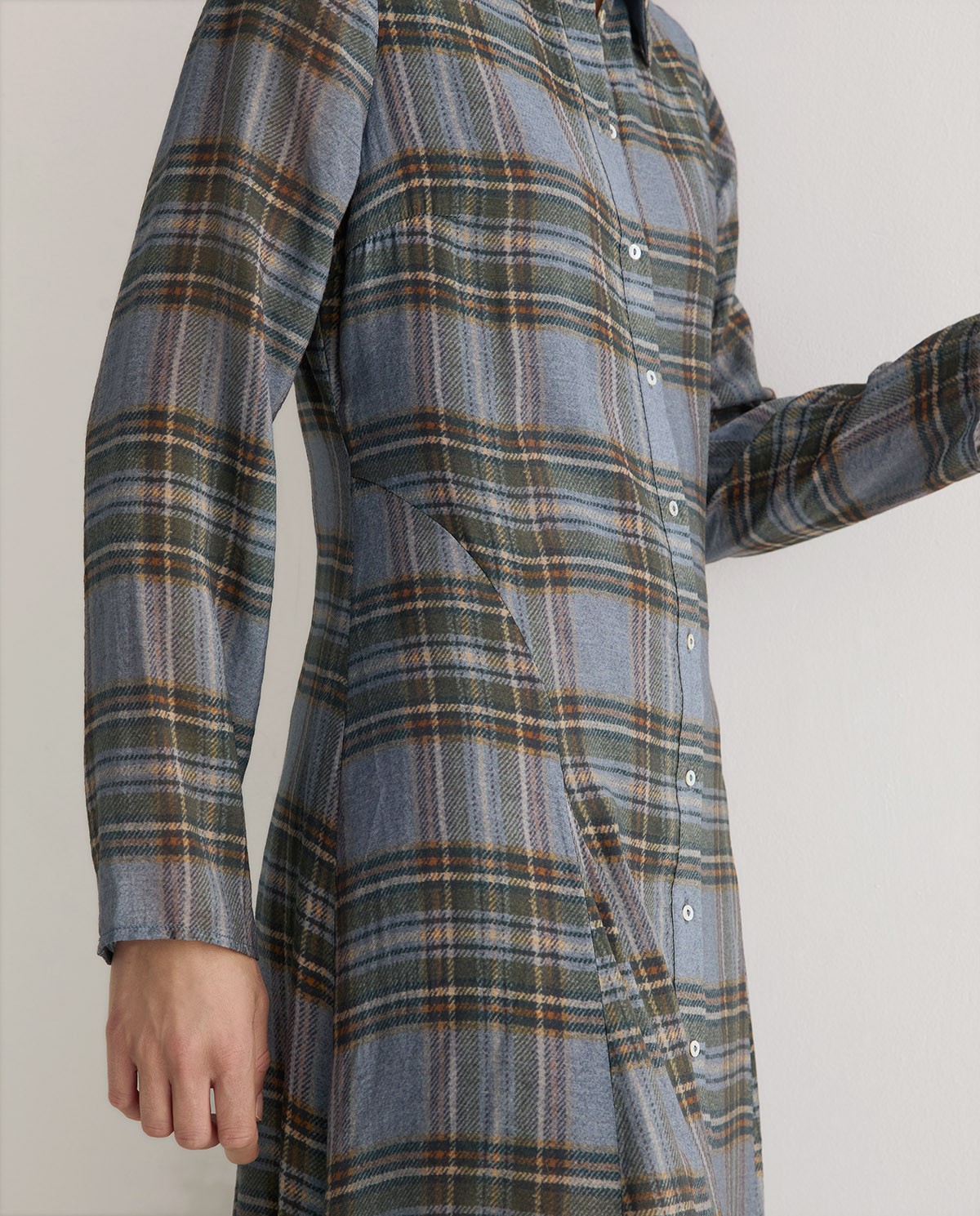 Vestido midi de cuadros multicolor con cuello camisero y bajo asimétrico 3